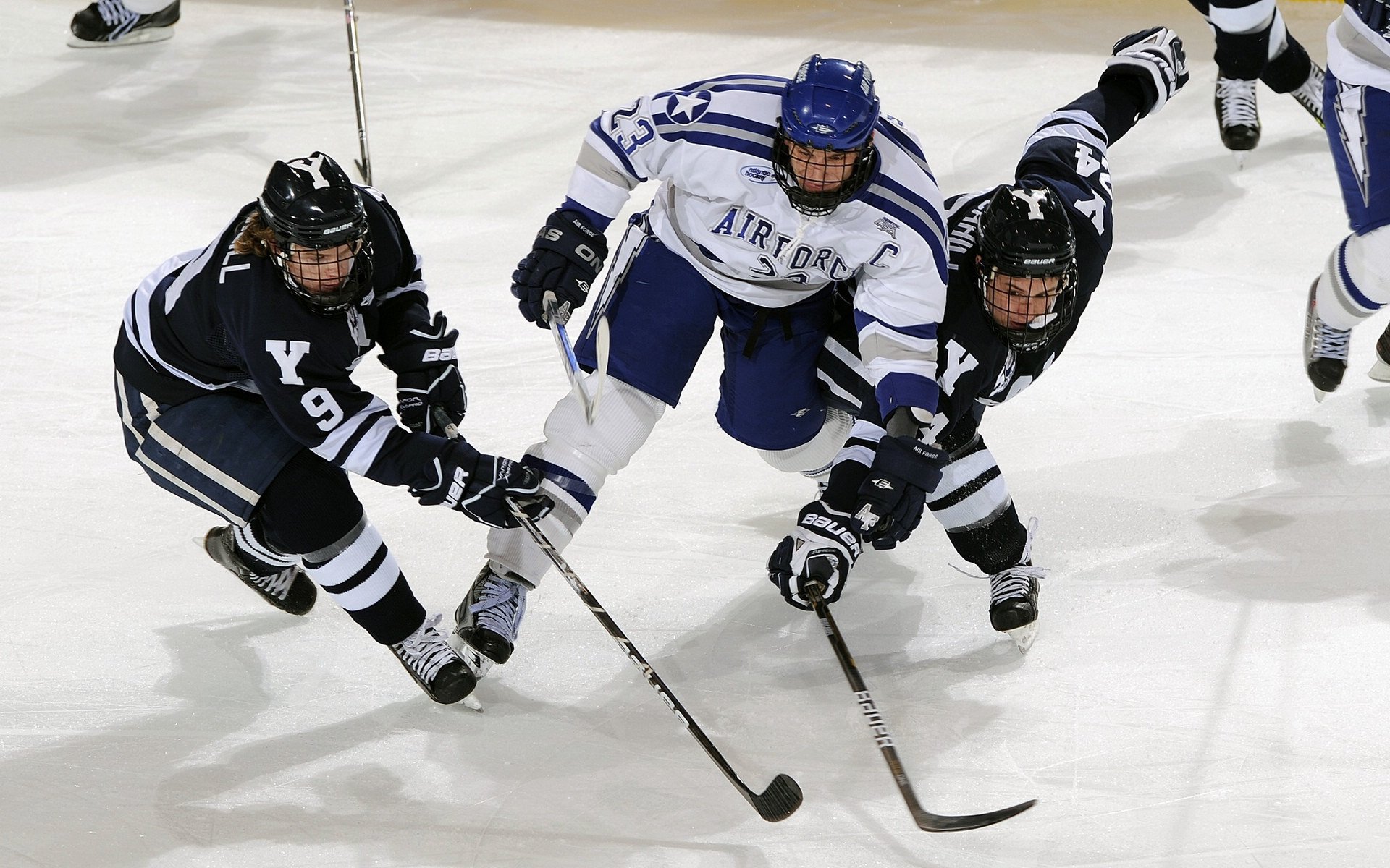 英超裁判争议不断，影响比赛结果，英超裁判主队
